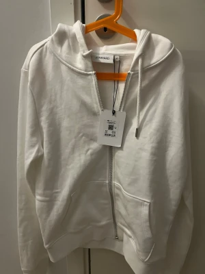 Junkyard luvtröja/hoodie/munktröja strl.XS (Ny) - Helt ny och oanvänd luvtröja från Junkyard. Vit. Strl.XS. Nypris: 499 sek