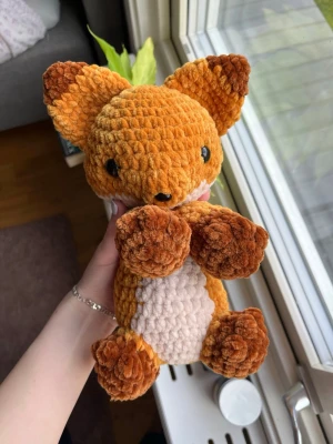 Virkad guldig räv🤎💛⭐️ - Virkad guldig räv med beige och bruna detaljer.🤎 !Dessa innehåller säkerhetsögon som inte rekommenderas för barn under 3 år! 