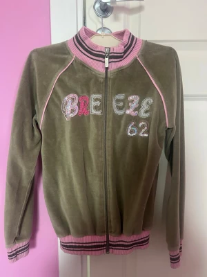 y2k zip-up - Jättegullig zip-up tröja som tyvärr inte kommer till användning😔💗 