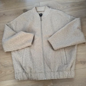 Beige bomberjacka från ZARA - Mysig ljusbeige bomberjacka från Zara i ett teddyliknande material. Storlek XS/S men rätt så oversized. Endast använd ett fåtal gånger, hör av dig vid frågor! 💗😊