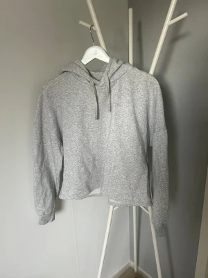 Grå hoodie  - Sparsamt använd grå hoodie med mysig luva 🥰