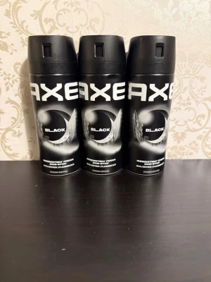 Axe Black Deospray 3-pack - Säljer ett 3-pack Axe Black deospray. Flaskorna är svarta med vit text och har en stilren, modern design. Perfekt för dig som vill ha en fräsch och maskulin doft i vardagen. Sprayflaskorna är enkla att använda och smidiga att ta med sig.