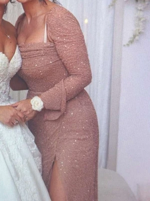 festklänning - Elegant långklänning i färgen brun/rosa med glittriga detaljer. Klänningen har långa ärmar, markerad midja och en hög slits framtill. figurnära passform. Klänningen är från oh polly . 