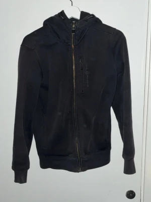 Svart hoodie från sail racing - Säljer en svart hoodie från sail racing bra skick men använd en del så sälj billigt 