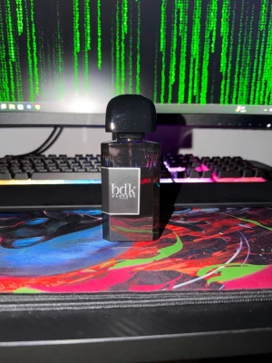 BDK Parfums Gris Charnel Extrait - BDK Parfums Gris Charnel Extrait är en exklusiv parfym i en elegant, mörkgrå glasflaska med svart lock. Flaskan har en stilren, fyrkantig form och etikett framtill. Doften är känd för sina djupa, sensuella noter och passar dig som vill sticka ut. 70-75ml/100ml återstår av flaskan!