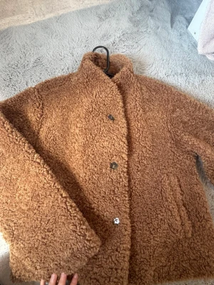 Brun teddyjacka med knappar - Använd några få gånger, strlk xs men den är oversize så skulle passa s med. Jättevarm och mysig 