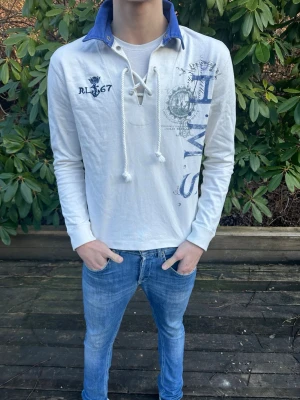 Ralph Lauren hoodie - Säljer en riktigt snygg och unik Ralph Lauren hoodie med tryck i storlek S. Tröjan är i mycket bra skick förutom lite smuts på höger arm(se sista bilden. Nypris ligger runt 2000 men jag säljer endast för 450kr🔥🔥. Skulle säga att den passar bättre storlek xs. 