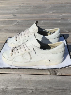 Phillipe modell  - Vita phillipe modell sneakers, i den populäraste modellen~(prsx) skicket skulle jag säga är 6/10, använt skick som syns men har fortfarande betydligt mer att ge! De är sparsamt använda och uppvfixade så mycket de går. Både box, och dustbags medföljer. Självklart äkta! Nypris 3300:- mitt pris 1199:- hör av er vid intresse! 