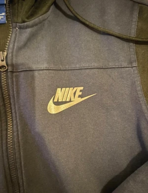 Marinblå Nike hoodiejacka S - Snygg marinblå hoodiejacka från Nike med dragkedja och huva.