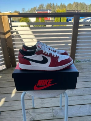 Jordan 1 low chicago - kollar om de finns nåt intressant byte på mina chicago lows, Helt nya alltså DS med alla tillbehör som låda och extra svarta snören. köpta på sns. bytes mot andra skor helst vintage jordan 1/2/3/4/5/6/9/11/12