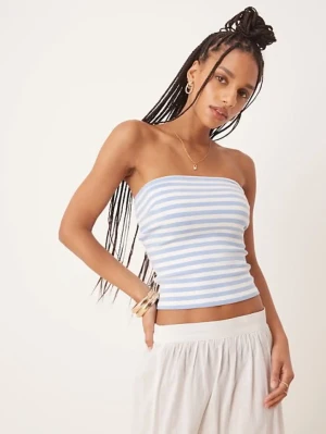 Randig bandeau tubtopp i blått & vitt Gina Tricot - Helt nya oanvänt med lappen kvar. Superfräsch bandeau tubtopp med ljusblå och vita ränder från Gina tricot storlek s / small. Toppen är ärmlös och axelbandslös, perfekt för varma dagar. Den har en tight passform och är tillverkad i ett mjukt, stretchigt material som sitter skönt mot kroppen.