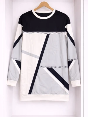 Kort klänning med grafiskt mönster - Snygg kort klänning med lång ärm och grafiskt mönster i svart, grått och vitt. Klänningen har rund halsringning och raka linjer som ger en modern look. Perfekt för dig som gillar stilrena och trendiga plagg.