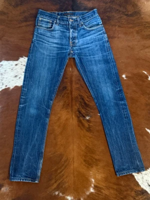 Nudie GrimTim DrySelvage slim - Tjena! Säljer dessa riktigt snygga selvage nudies i modellen GrimTim, jeansen är slim och du kan se passformen på bild3, W30/L34, bild 3 är inte samma par men det är exakt samma modell, hör av dig vid funderingar!🙌