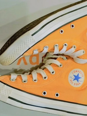 Converse All Star High 36,5 - Converse All Star Chuck Taylor 36,5 i supersnygg Orange aprikos nyans säljes! I mycket bra skick som synes på bilderna! Skorna är i nyskick. Skickas eller möta upp i Stockholm City. 