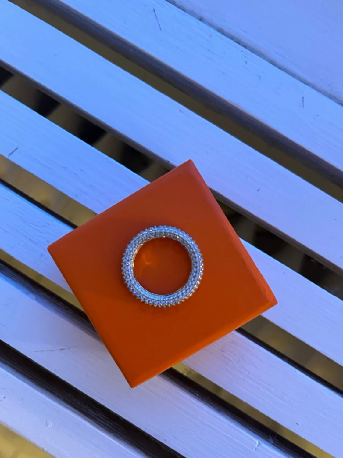 Guldfärgad ring med gnistrande stenar - 2