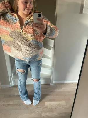 Ljusblå slitna bootcut jeans - Säljer ett par ljusblå jeans med bootcut passform och slitningar vid knäna❣️❣️ Har klippt hålen själv!! Originalpris: 499kr 
