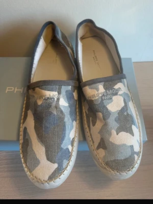 Camo loafers från Philippe Model - Storlek: 44. Snygga espadrilles till sommaren från Philippe Model. Nyskick 