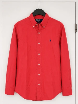 Röd skjorta från Polo Ralph Lauren - Säljer en röde långärmad skjorta från Polo Ralph Lauren med slim fit-passning. Skjortan har klassisk krage, knappar framtill och blå broderad logga på bröstet. Perfekt för dig som vill ha en färgstark och stilren look.