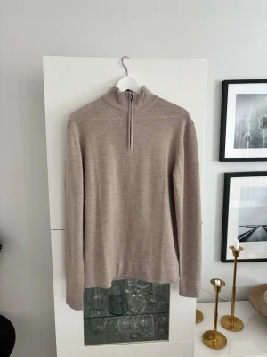 Brice half zip tröja these glory days beige - Beige half zip tröja från These Glory Days. Storlek Medium. Jag köpte tröjan under mellandagsrean och har faktist aldrig använt den då den är för liten för mig/ sitter för slim. 