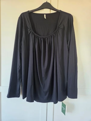 Svart långärmad blus, XL, ny - Svart långärmad blus med lös passform och rynkade detaljer vid den vida, fyrkantiga urringningen. Perfekt för en chill och stilren look.
