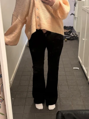 Nelly jeans - Trendiga Nelly jeansen i svart. Använda 1 gång
