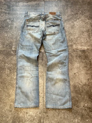 Flared Nudie Jeans - Slim Jim - Tjatja! Nu säljer jag mina riktigt snygga flared nudie i modellen slim jim (en rak modell med flare)🫡 De är i strlk 29/32 och galet bra skick👏 Ifall ni söker något mer flared finns det en stor chans att jag har det inne så skriv gärna och fråga samt tveka inte på att skriva ifall ni har frågor🖖
