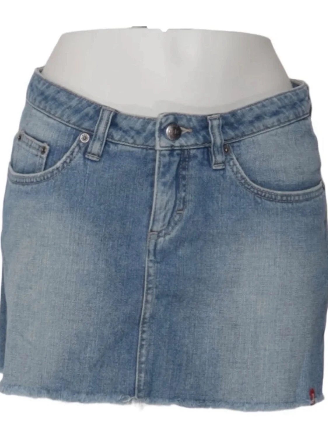 Blå lågmidjad jeanskjol i klassisk modell