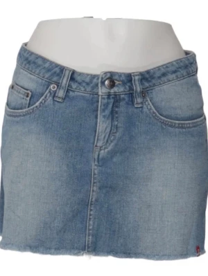 Blå lågmidjad jeanskjol i klassisk modell - Snygg blå jeanskjol i klassisk femficksmodell med rå kant nertill. Kjolen har knapp och dragkedja framtill samt bälteshällor. Perfekt för en avslappnad och trendig look.