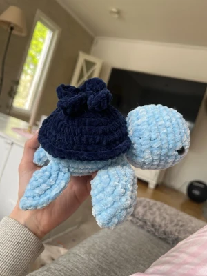Virkad blåbär sköldpaddsmjukis -     Unik virkad sköldpadda i blåbärsdesign 💙   Perfekt som söt detalj i rummet eller som present.  • Handgjord   • Supermjuk   • Helt ny   • Finns bara en    Älskar du unika och gulliga saker är denna perfekt ✨    Pris: 180 kr (kan diskuteras)   Köparen står för frakt 📦