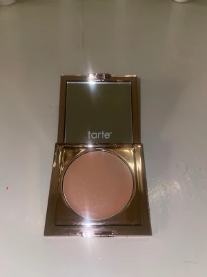 Under eye corrector från Tarte - Colored clay CC undereye corrector från Tarte. Använd två gånger med beautyblender, annars oanvänd. Inköpt nu i april på Sephora. Nypris ca 370 kr. ☺️