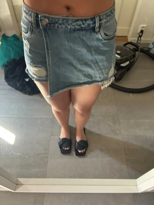 Jeans shorts/kjol - Jeans shorts med flik så det liknar en kjol framifrån, aldrig använt men köpt från Plick av mig 