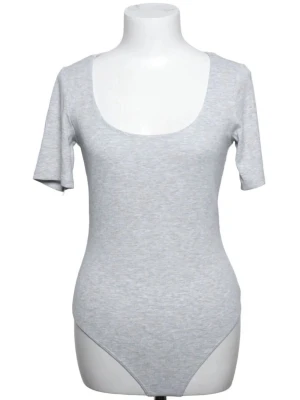 Ljusgrå basic body med kort ärm - Superfin ribbad ljusgrå body, så skön! Bara använd en gång och säljer då den inte kommer till användning 💖💖