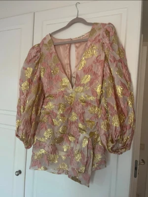 Klänning från For Love and Lemons - Superfin kort klänning med puffiga långärmar i rosa och guldigt blommönster. 