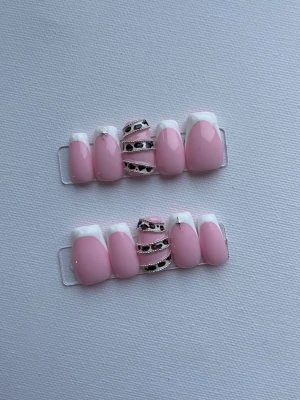 Rosa och vita press-on naglar med glitter - Leopard mönster