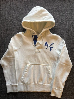 Abercrombie & fitch hoodie ~ sällsynt modell - Sjukt eftertraktad Abercrombie & Fitch hoodie i vit – sjukt sällsynt modell, stl L (passar även M). Svår att hitta i så här fint skick.  Skriv vid intresse eller för snabb affär ✌️ Skickas inom 24h 📦