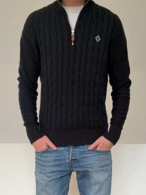 Morris Kabelstickad Half Zip - Morris kabelstickad Half zip i strl M. Bra skivk utan nåra defekter och gör gärna av er vid frågor elr funderingar!!
