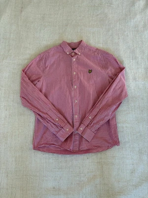 Lyle & scott skjorta  - Behöver du sommarens skjorta? Denna skjorta är i ett fint begagnat skick utan några konstigheter. Det är en skjorta som i många fall kan kosta upp emot 1000kr men nu till en femtedel av priset. Tveka inte på att slå till och hör av er vid ytterligare frågor! (Postar inom 24h)