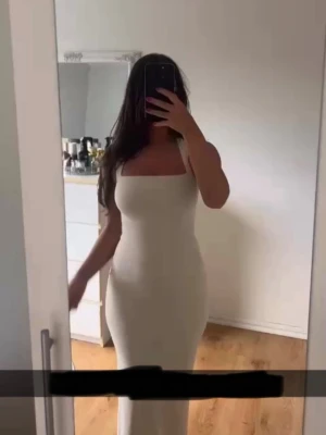 Helt ny Oh Polly klänning S - Klänning från Oh Polly i cream/beige färg. Klänningen har en liten slits baktill. Aldrig använd, etiketten syns på bilderna. Nypris med frakt ca 800-900kr.
