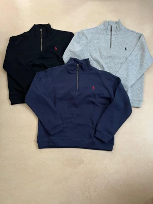 Ralph lauren quarter zip storlek M bundle - Säljer ett bundle-paket med 3 st Ralph Lauren quarter zip i storlek Medium.  Perfekt paket för dig som vill ha flera färger till bra pris 💯  Ingår i bundle: 	•	Grå 	•	Svart 	•	Mörkblå  Alla är: ✔️ mycket bra skick ✔️ Klassisk passform ✔️ Funkar året runt 📦 Snabb frakt 💬 Skriv vid frågor eller fler bilder 🤝 Rabatt vid fler köp från min profil 