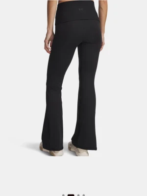 Svarta bootcut leggings Under Armour - Snygga svarta leggings från Under Armour med bootcut-passform och hög midja. Tillverkade i stretchigt material som sitter skönt och följer kroppen. Perfekta för en sportig och avslappnad stil. Nypris 1100kr