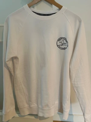 Weekend Offender x Leo Gregory, vit sweatshirt  - Weekend Offender x Leo Gregory. Vit sweatshirt i storlek XS. Sparsamt använd och säljs inte någonstans längre. 