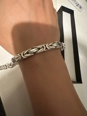 Snyggt silverfärgat kedjearmband - Säljer min KEJSARLÄNK ARMBAND 8MM - 925 SILVER som är 21 cm lång 