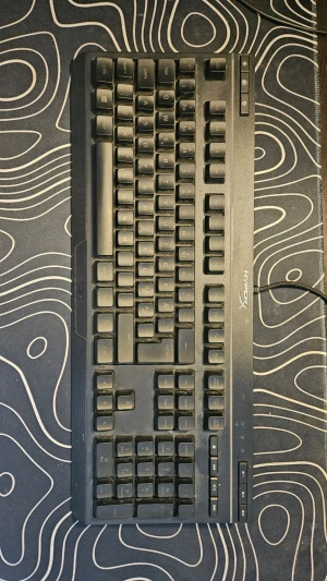 HyperX Alloy Core RGB tangentbord - Säljer ett HyperX Alloy Core RGB tangentbord med svart plastchassi och fullstort layout. Tangentbordet har dedikerade mediaknappar och ansluts via USB-kabel. Perfekt för gaming eller vardagsbruk.