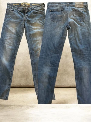 Jacob Cohen jeans  - Hej säljer dessa Cohen jeansen i storlek w30 modell:711 måtten är 93cm ytterben innerben 68cm midjan är 40cm och benöppningen är 15cm hör av dig vid fler frågor eller bilder 