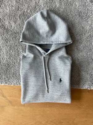 Grå hoodie från Polo Ralph Lauren - Grå Ralph Lauren hoodie i storlek S säljes. I mycket bra skick och sparsamt använd. Klassisk och stilren hoodie med Ralph Lauren logga.  ✅ Storlek S ✅ Mycket bra skick ✅ Använd fåtal gånger ✅ Inga defekter 🚚 Snabb frakt  Hör gärna av er vid frågor eller om ni vill ha fler bilder!