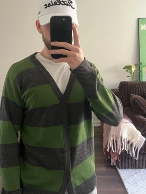 Randig Fred Perry kofta - - Ska tvättas för hand! - Har vanligtvis storlek S och är 180 lång