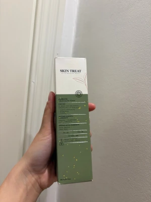 Skin Treat Kombucha Liquid Glow Toner - Skin Treat Kombucha Liquid Glow Toner i en stilren grön och vit förpackning. Tonern är vegansk och innehåller bland annat kombucha, citron, svart te och havtorn. Perfekt för att fräscha upp huden och ge glow. Kommer i en rektangulär kartong. Helt oanvänd! Nypris 200kr