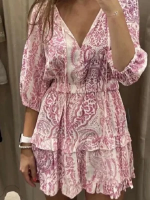 Populär Zara klänning - As snygg populär Zara känning som inte går att köpa längre. I storleken xs, men passar även s. 