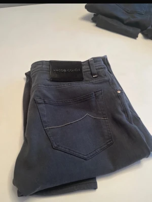 Jacob Cohen  - Snygga jeans från Jacob Cohen. Jeansen är helt oanvända. Nypris ligger på ca 5000kr. Storlek 31 och modell 622, alltså slim jeans. Hör av dig vid funderingar!