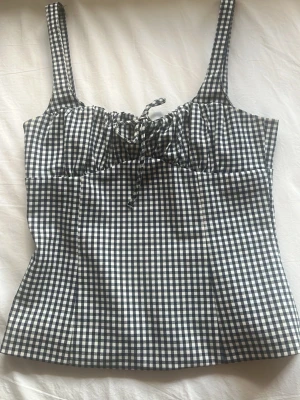 Rutig Zara sommar topp - Säljer min fina rutiga sommar topp från Zara. Storlek medium och köpt förra sommaren💞